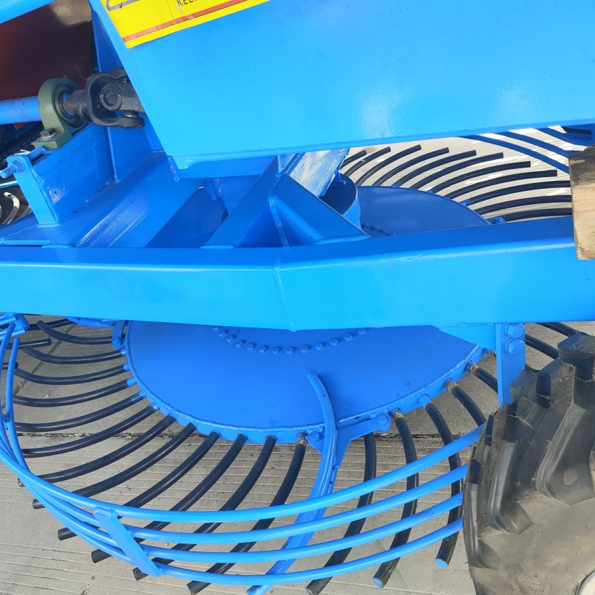 Disc type lifting and pulling machine